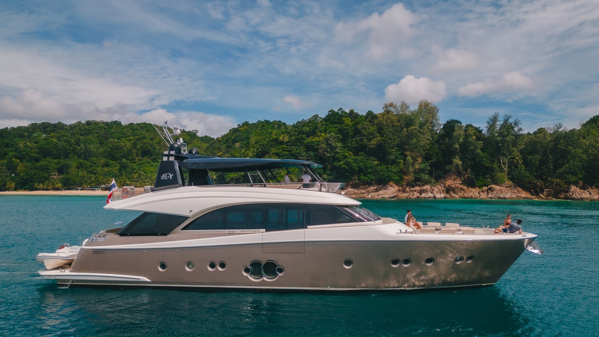MCY 86 BAYC ASIA yacht for Charter (2) | Phoenix Yacht Management