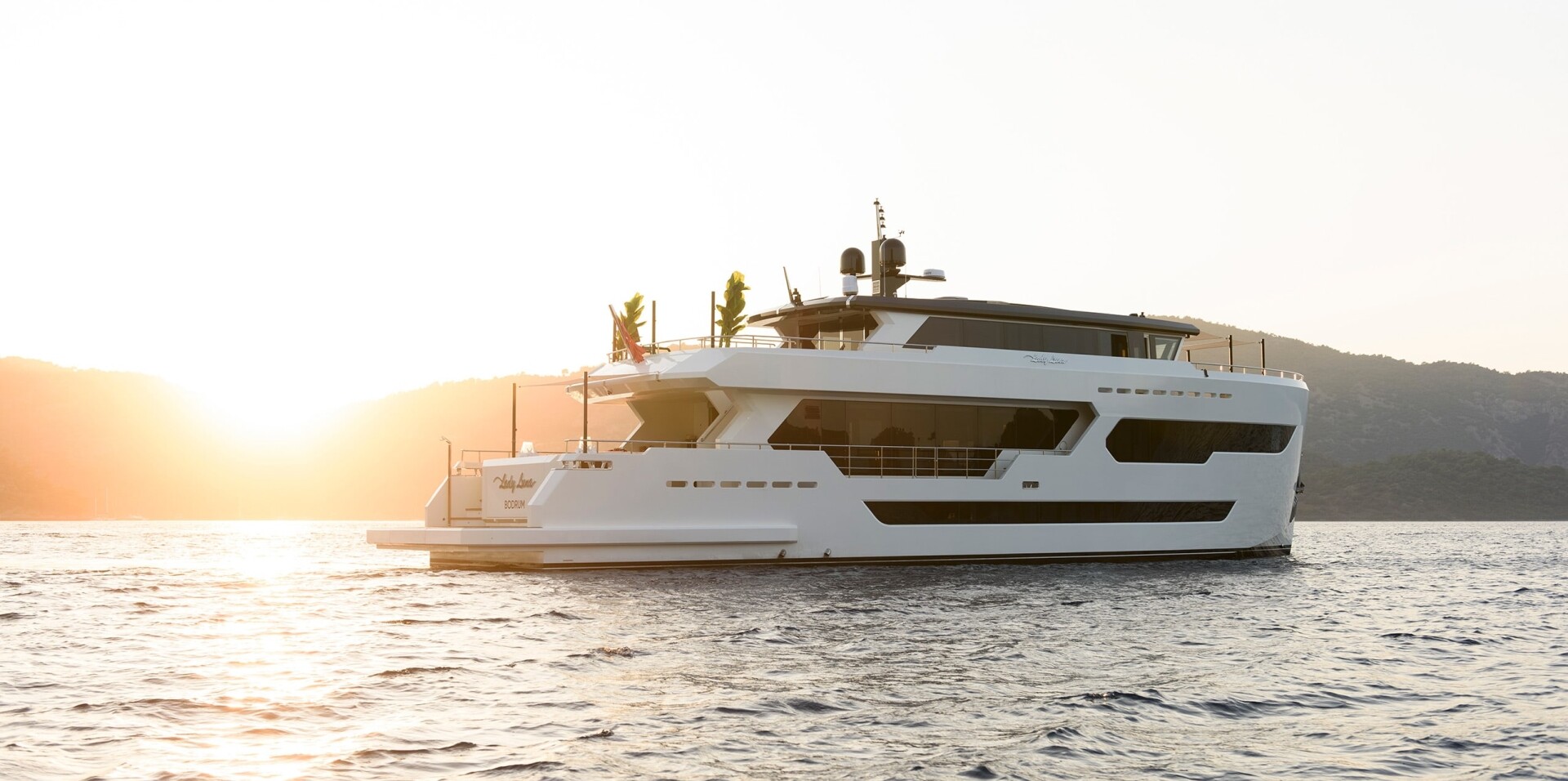 main (3) 2550 PHOENIX YACHTS APPOINTED CENTRAL AGENT FOR THE SALE OF M/Y LADY LUNA (3)